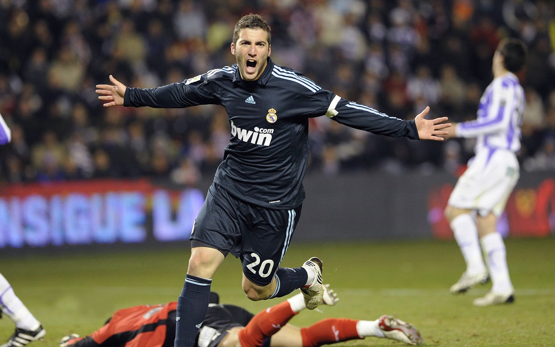 德甲:拜仁连续6场保持零失球,战术执行力爆表,拜仁称霸德甲